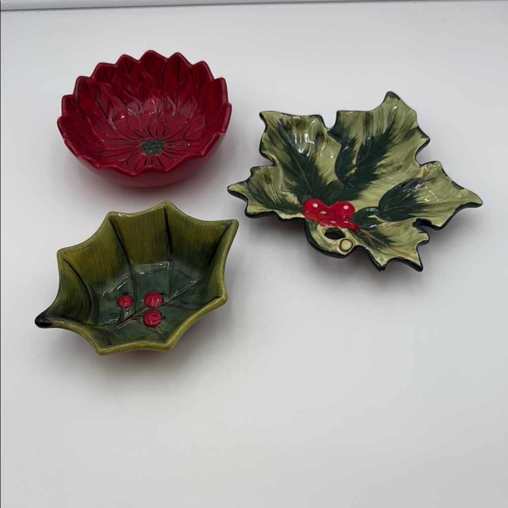 Dario Farrucci Bowls Holly, Pine Cone Poinsettia  Set of 2 One Holly Plate